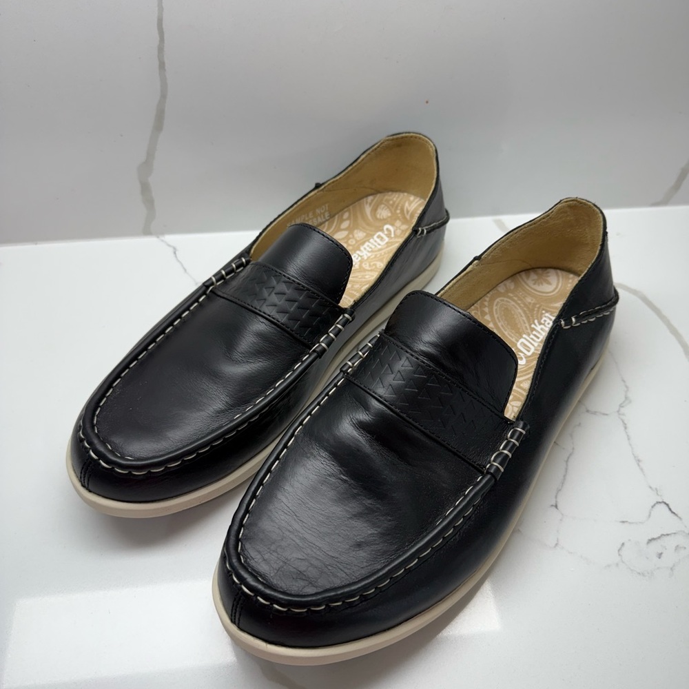 NWOT OluKai Black Malana Town Moc Toe SAMPLE Leather Loafers Arch support